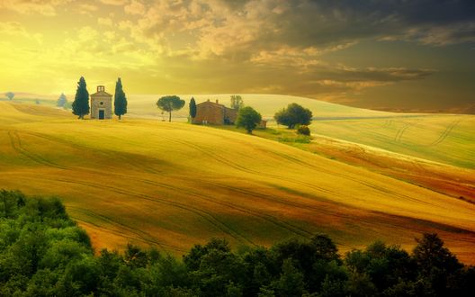 Обои на рабочий стол Дома в окружении деревьев в поле на фоне неба, Италия / Italy