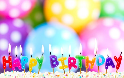 Обои на рабочий стол Зажженные свечи в виде букв на праздничном торте (Happy Birthday / С Днем Рождения)