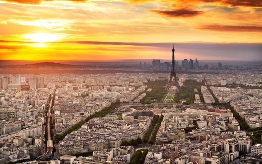 Обои на рабочий стол Город Париж, Франция / Paris, France, на закате дня, вдалеке видна Эйфелева башня / Eiffel tower