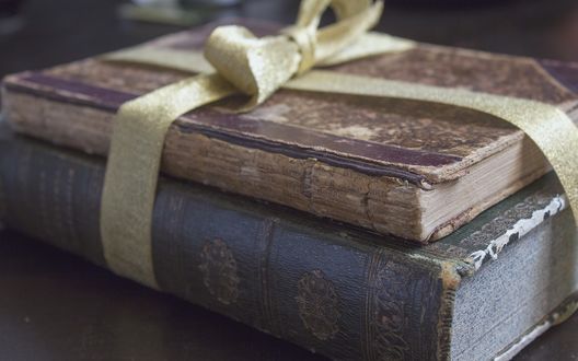 Обои на рабочий стол Старые книги, перевязанные лентой