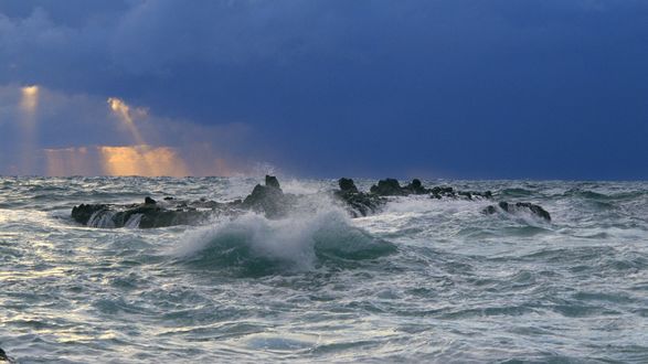 Обои на рабочий стол Вечерний морской прибой