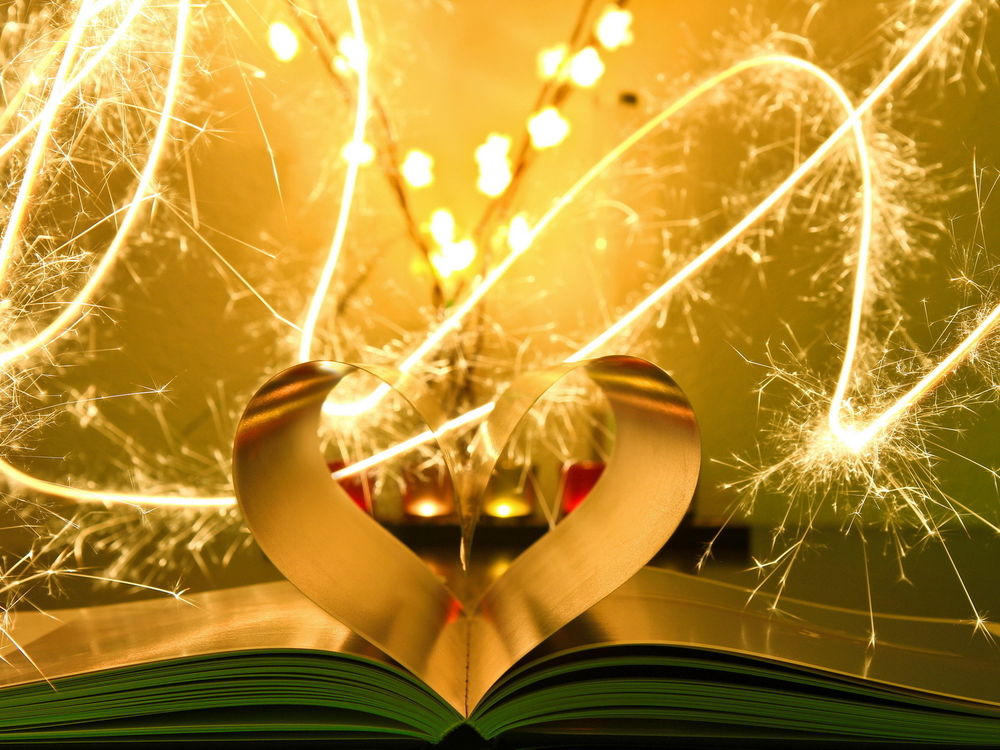 Обои для рабочего стола Сердечко из листов книги и яркая гирлянда