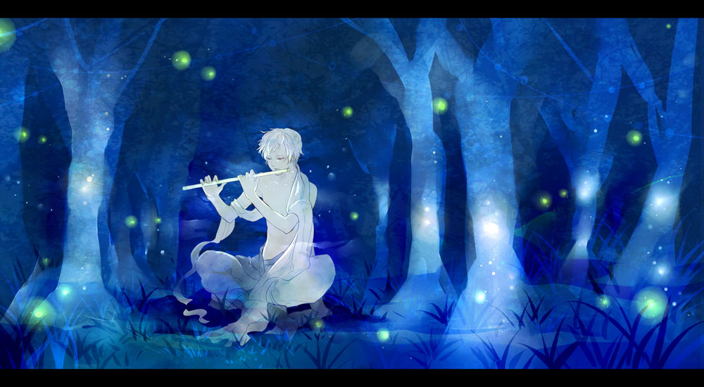 Обои для рабочего стола Светловолосый парень играет на флейте сидя в ночном лесу в окружение светлячков