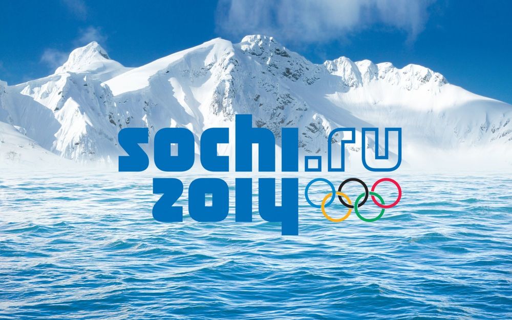 Обои для рабочего стола Море у подножья заснеженных гор (sochi. ru 2014)