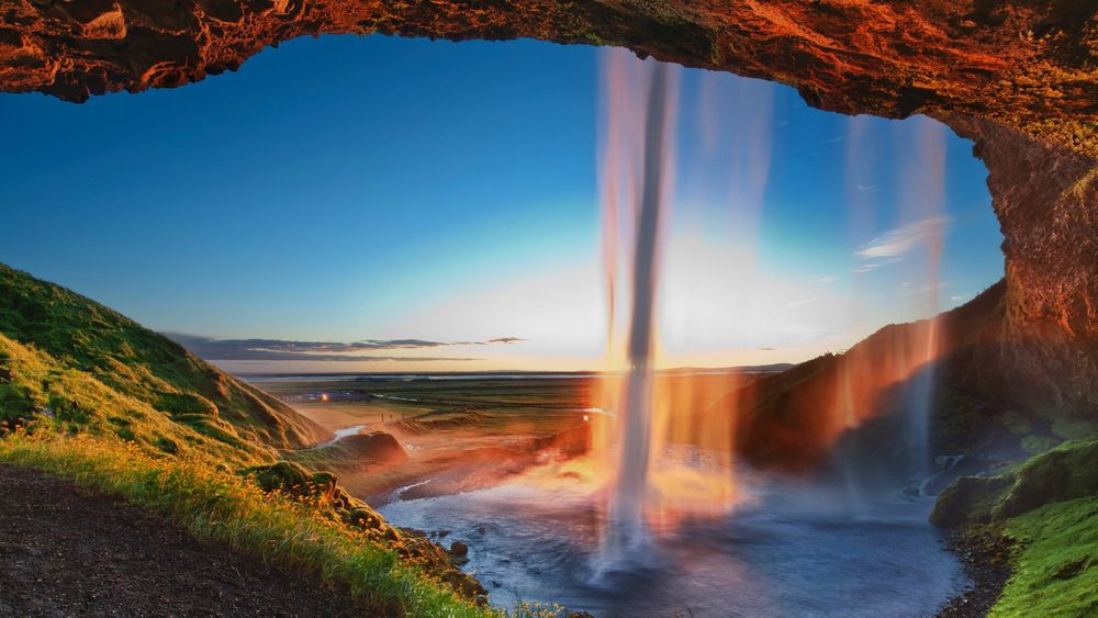 Обои для рабочего стола Водопад Селйяландсфосс / Исландия / Seljalandsfoss / Iceland на фоне красивой природы