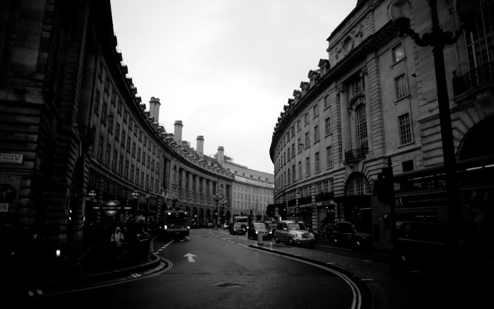 Обои для рабочего стола Черно-белая извилистая улица Лондона / London, Англия / England
