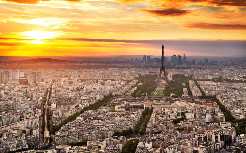 Обои для рабочего стола Город Париж, Франция / Paris, France, на закате дня, вдалеке видна Эйфелева башня / Eiffel tower