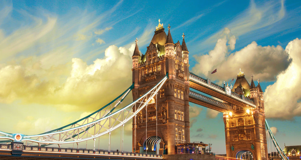 Обои для рабочего стола England, London / Англия, Лондон, вид на Tower bridge / Тауэрский мост на фоне голубюого неба с облаками