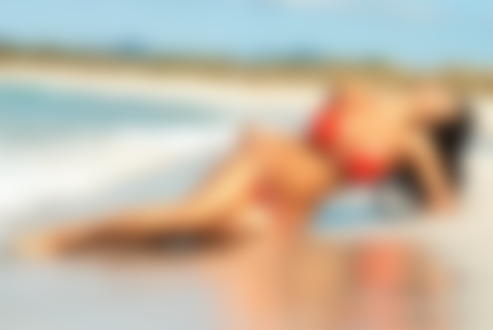 Обои для рабочего стола Чешская модель Denise Milani / Дениз Милани в красном купальнике лежит на пляже