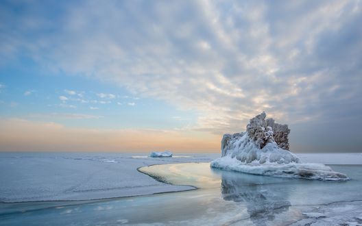 Обои на рабочий стол Море на фоне неба в облаках