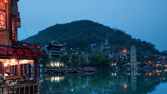 Обои на рабочий стол Китай / China, дома на берегу озера, на заднем плане гора