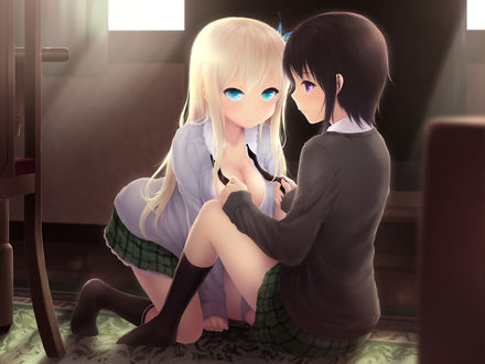 Обои на рабочий стол Сэна Касивадзаки / Sena Kashiwazaki и Ёдзора Микадзуки / Yozora Mikazuki на полу в комнате, из аниме У меня мало друзей / Boku wa Tomodachi ga Sukuna, художник Cait