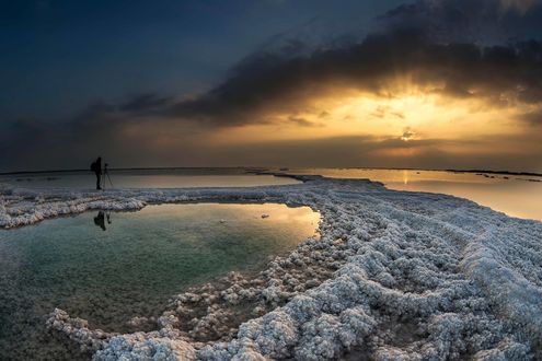 Обои на рабочий стол Фотограф с треногой для фотокамеры стоит на фоне природы, the Dead Sea, Israel / Мертвое море, Израиль, фотограф koala-x