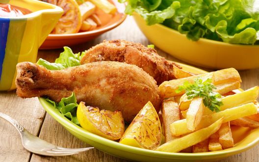 Обои на рабочий стол Курочка с картошкой фри и дольками лимона на тарелке