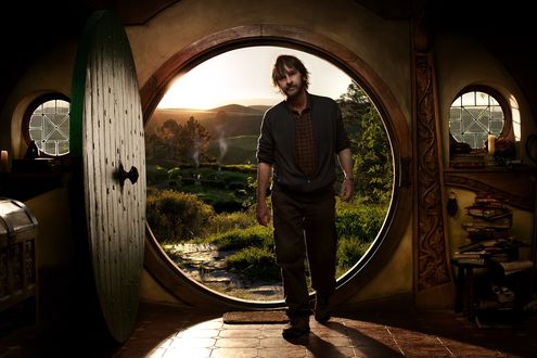 Обои на рабочий стол Peter Jackson / Питер Джексон, режиссер трилогии Властелин Колец / The Lord of the Rings стоит на пороге дома хоббита Бильбо Беггинса / Bilbo Baggins