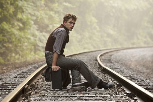 Обои на рабочий стол Актер Роберт Паттинсон / Robert Pattinson сидит на чемодане на рельсах, ожидая поезда