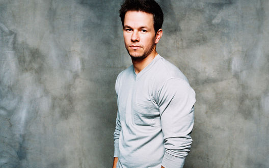 Обои на рабочий стол Актер Марк Уолберг / Mark Wahlberg на фоне серой стены