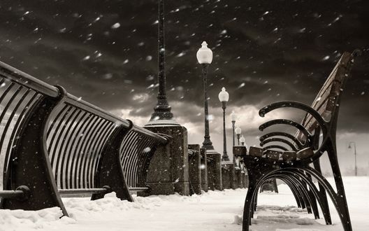 Обои на рабочий стол Скамейка на фоне неба во время снега, Монреаль, Канада / Montreal, Canada