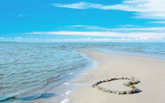 Обои на рабочий стол Сердце из камней на берегу моря