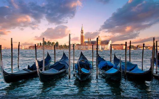Обои на рабочий стол Гондолы в воде на фоне домов, Венеция, Италия / Venice, Italy