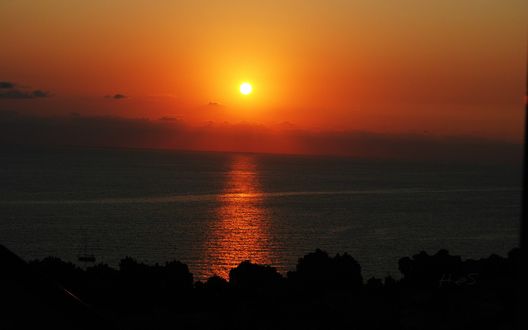 Обои на рабочий стол Море на фоне заката солнца