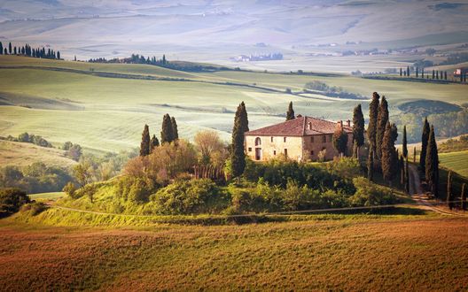 Обои на рабочий стол Дом, окруженный деревьями в Тоскане / Tuscany, Italy / Италия