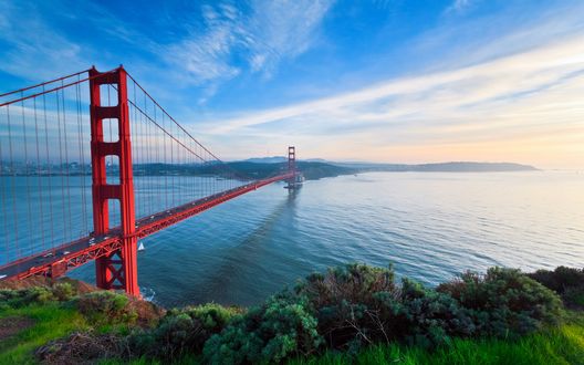 Обои на рабочий стол Мост Золотые Ворота / Golden Gate Bridge на фоне неба, Сан-Франциско / San Francisco