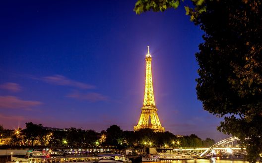 Обои на рабочий стол Эйфелева башня / Eiffel Tower на фоне ночного неба Парижа, Франция / Paris, France