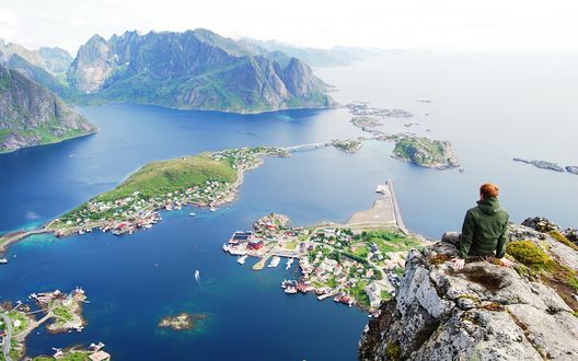 Обои на рабочий стол Мужчина сидит на скале и смотрит на острова, Норвегия / Norway
