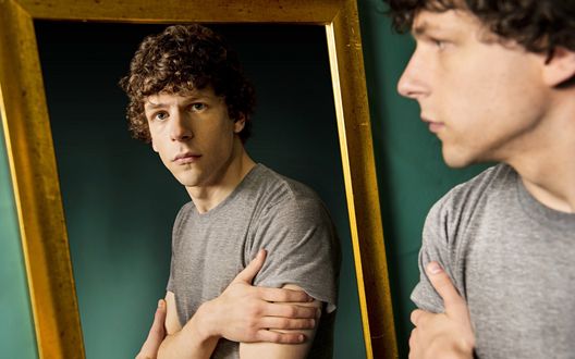 Обои на рабочий стол Американский актер Джесси Айзенберг / Jesse Eisenberg смотрит на свое отражение в зеркале