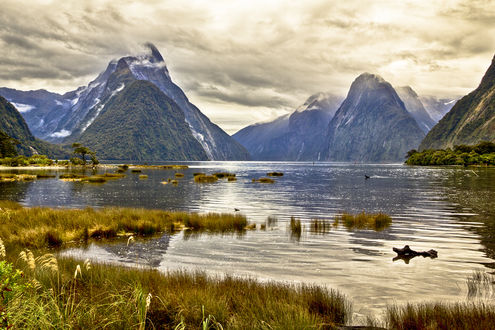 Обои на рабочий стол Озеро на фоне гор со снегом и неба, Новая Зеландия / New Zealand