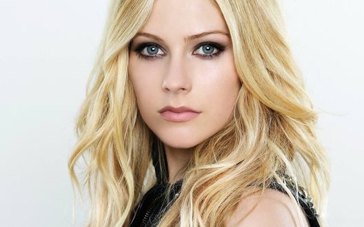 Обои на рабочий стол Певица Avril Lavigne / Аврил Лавин на белом фоне