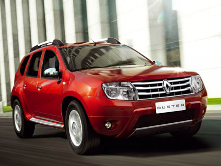 Обои на рабочий стол Красный Renault Duster / Рено Дустер едет по дороге