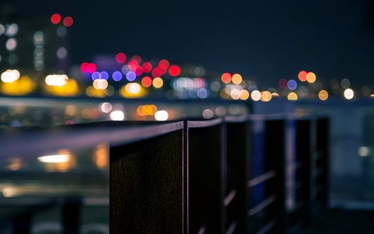 Обои на рабочий стол Железная ограда на фоне огней ночного города