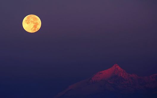 Обои на рабочий стол Вершина горы на фоне луны в ночном небе