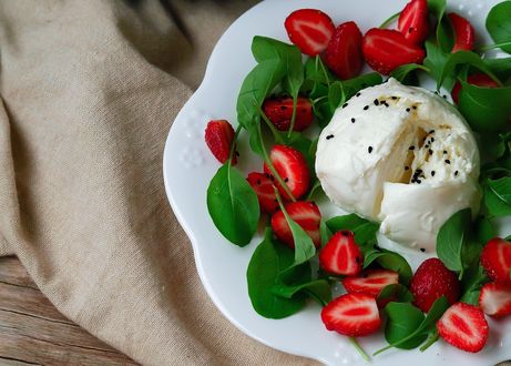Обои на рабочий стол Сыр моцарелла, украшенный клубникой и руколой
