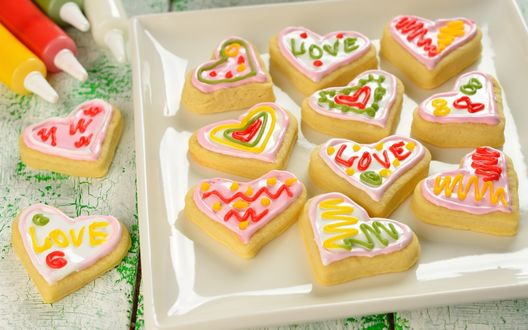 Обои на рабочий стол Печенье - сердечки с цветной глазурью (Love / Любовь)