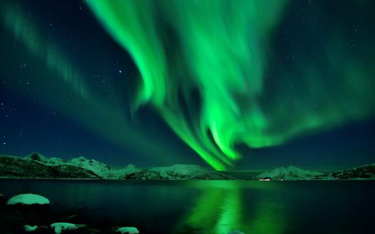 Обои на рабочий стол Северное сияние над озером и снежными горами, Исландия / Iceland