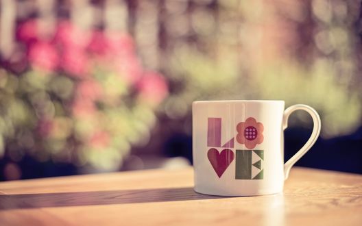 Обои на рабочий стол Белая кружка на столе на фоне цветов (Love / Любовь)