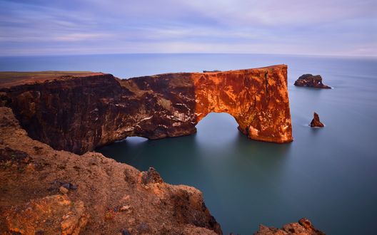 Обои на рабочий стол Мыс Дирхолей на фоне неба, Исландия / Dyrhуlaey, Iceland