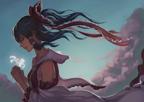 Обои на рабочий стол Рэйму Хакурэй / Reimu Hakurei из серии игр и аниме Тохо / Touhou с закрытыми глазами держит в руках цветок белой лилии на фоне неба