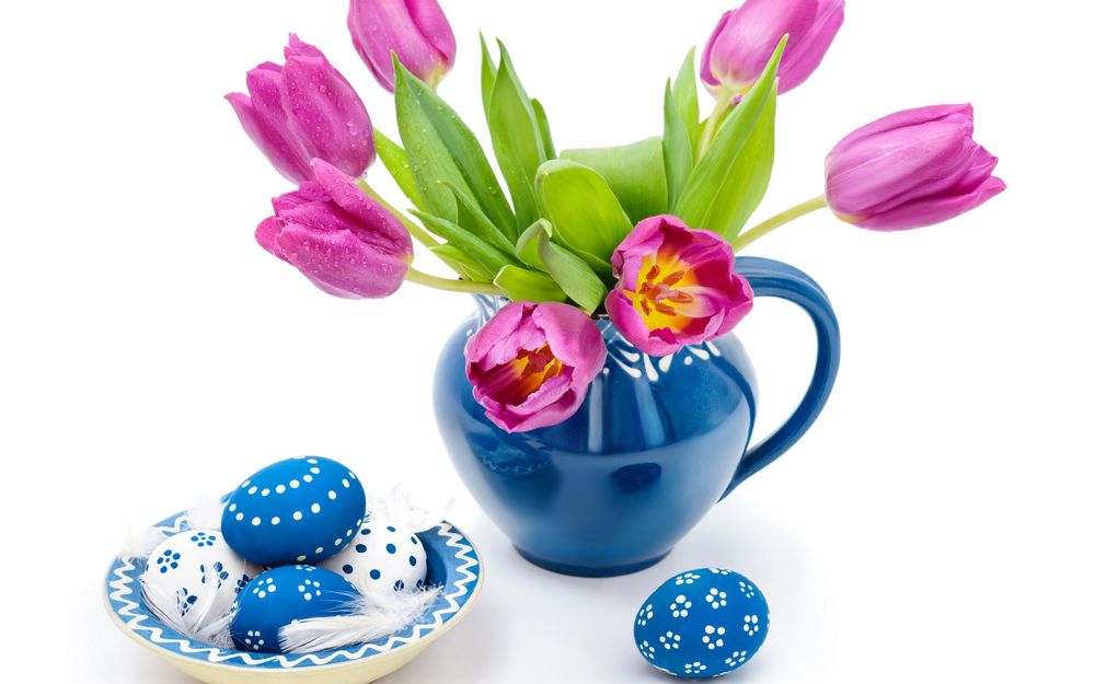 Обои для рабочего стола Фиолетовый тюльпаны в каплях воды в синем сосуде рядом с синими пасхальными яйцами в блюдце