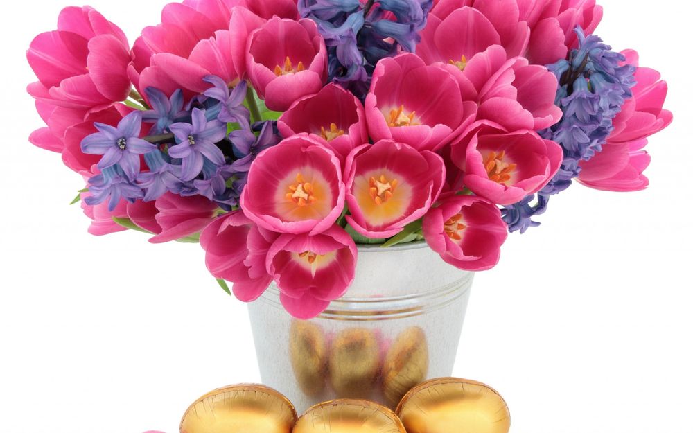Обои для рабочего стола Розовые тюльпаны с фиолетовыми колокольчиками стоят в серебряном ведре, рядом лежат три пасхальных яйца золотистого цвета
