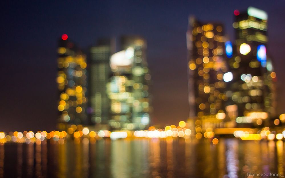 Обои для рабочего стола Вид с воды на ночной Сингапур / Singapore, фотограф Terence S. Jones / Теренс С. Джонс