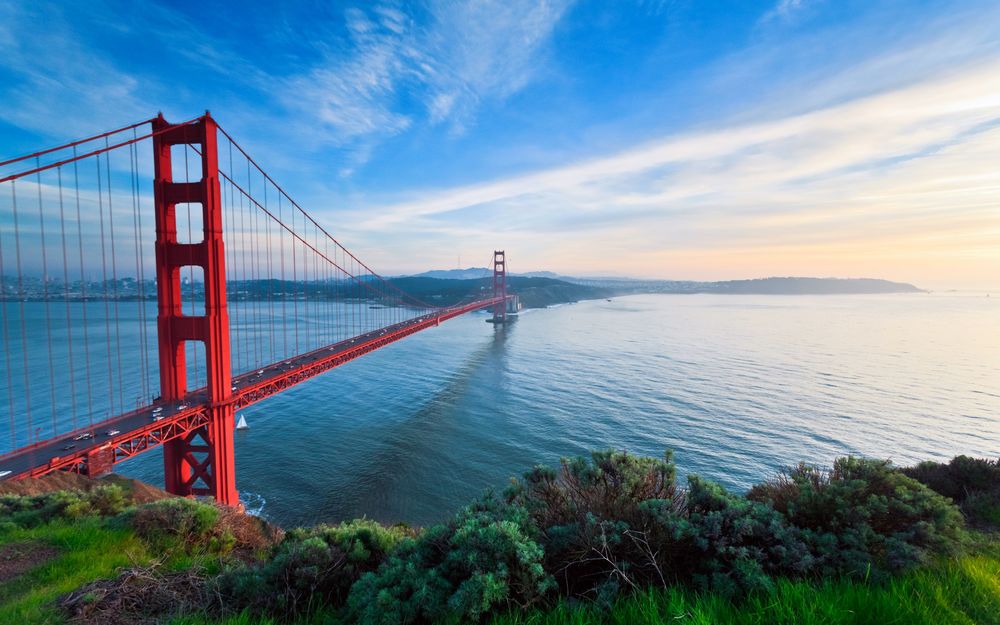 Обои для рабочего стола Мост Золотые Ворота / Golden Gate Bridge на фоне неба, Сан-Франциско / San Francisco