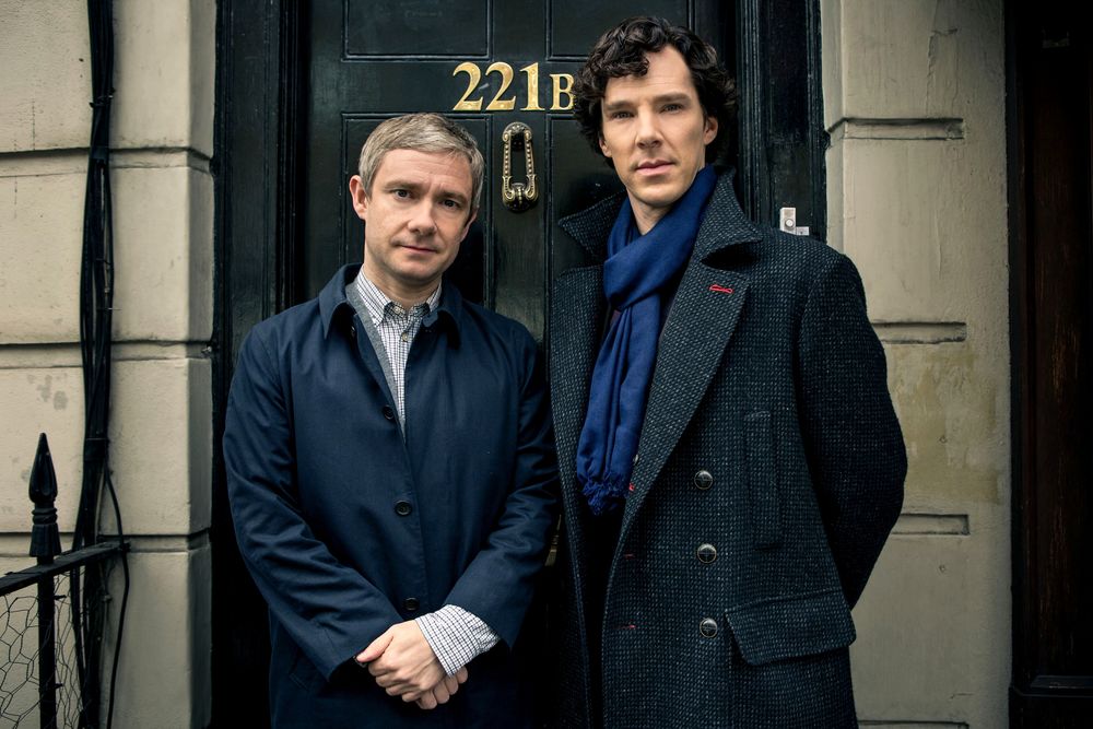 Обои для рабочего стола Третий сезон сериала Sherlock / Шерлок, персонажи Sherlock Holmes / Шерлок Холмс и Dr John Watson / Доктор Джон Ватсон у двери 221В