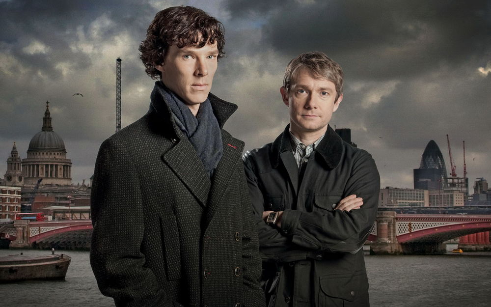 Обои для рабочего стола Сериал Sherlock / Шерлок, персонажи Sherlock Holmes / Шерлок Холмс и Dr John Watson / Доктор Джон Ватсон на фоне пасмурного Лондона / London