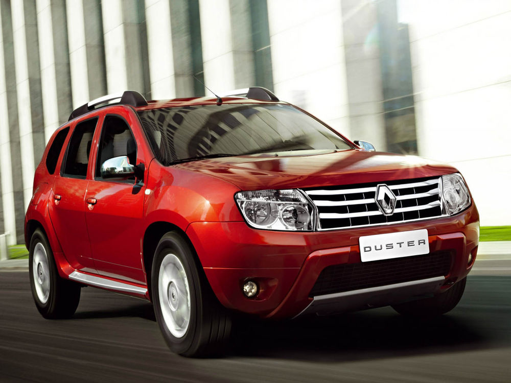 Обои для рабочего стола Красный Renault Duster / Рено Дустер едет по дороге