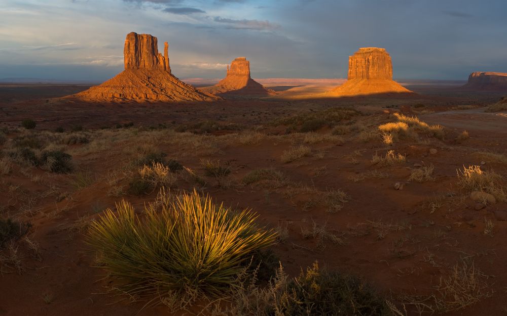 Обои для рабочего стола Долина монументов / Monument Valley, находящаяся между штатами Аризона и Юта, США / Arizona, Utah, USA