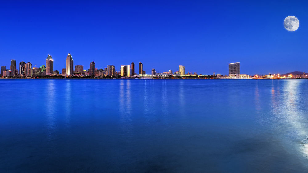 Обои для рабочего стола Море на фоне города Сан - Диего, США / San - Diego, USA, на фоне луны в небе